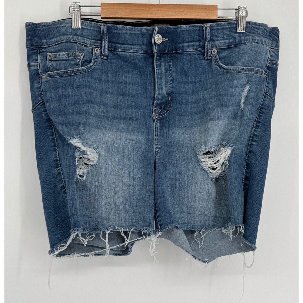 Torrid Womens Sz 20 Medium Wash Distressed Raw Hem Denim Jean Shorts
